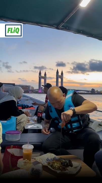 Nikmati hidangan atas bot