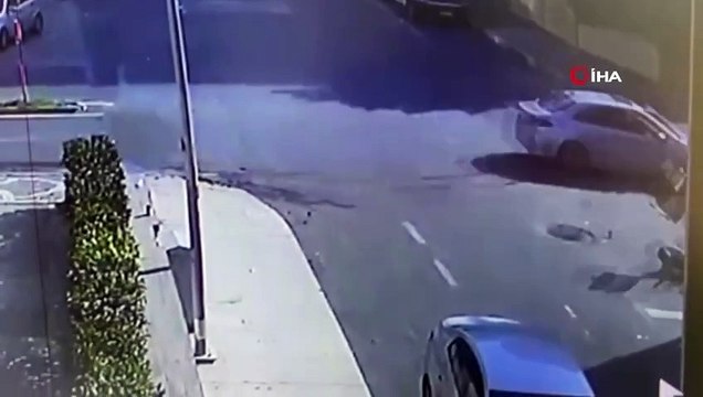 Otomobilin çarptığı motosiklet sürücüsü metrelerce savruldu