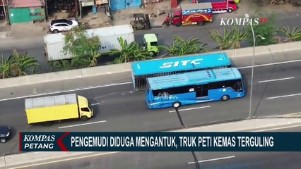 Diduga Karena Pengemudi Mengantuk, Truk Pengangkut Peti Kemas Hilang Kendali hingga Terbalik!