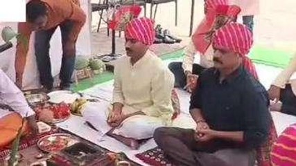 देवास: विजयादशमी के अवसर पर SP ने की शस्त्र पूजा, किए हर्ष फायर