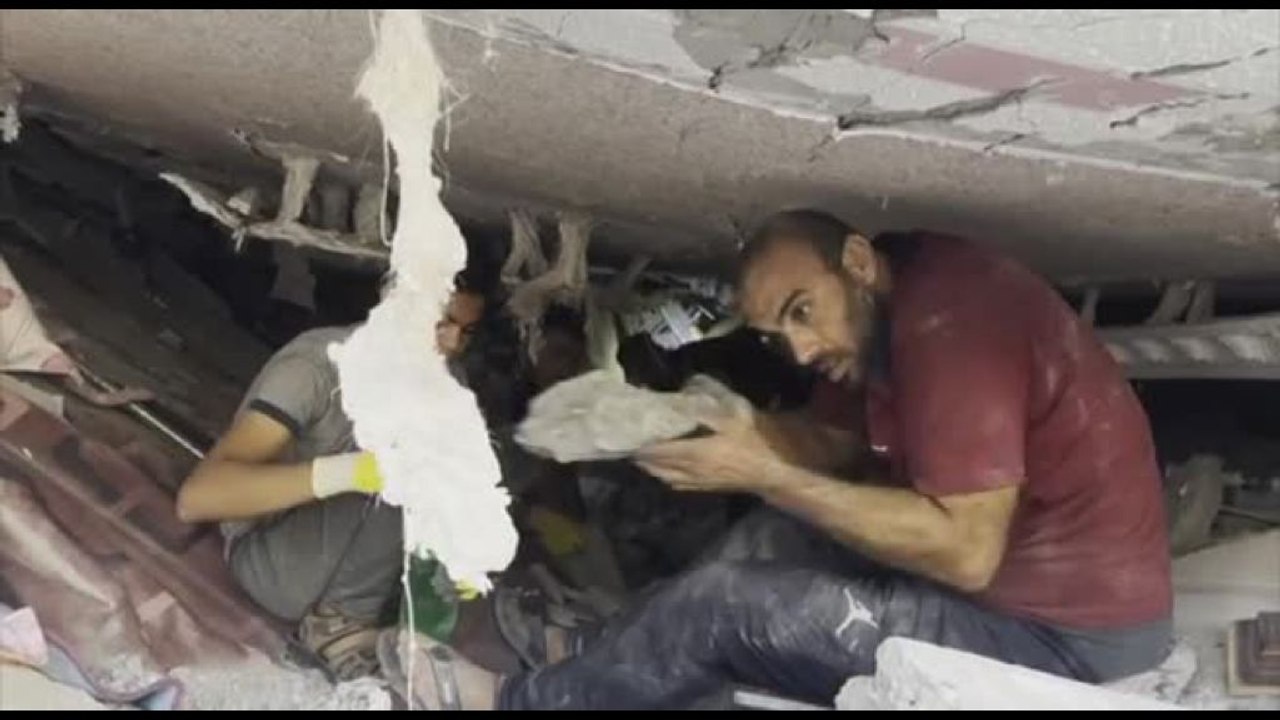 Gaza, si rimuovono le macerie a mani nude dopo gli ultimi attacchi