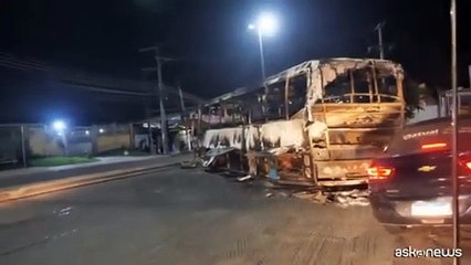 Caos a Rio de Janeiro: le milizie incendiano 35 autobus