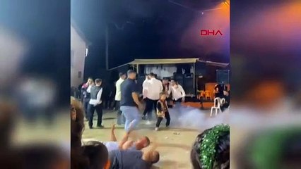 İnegöl'deki sokak düğününde ilginç dans gösterisi