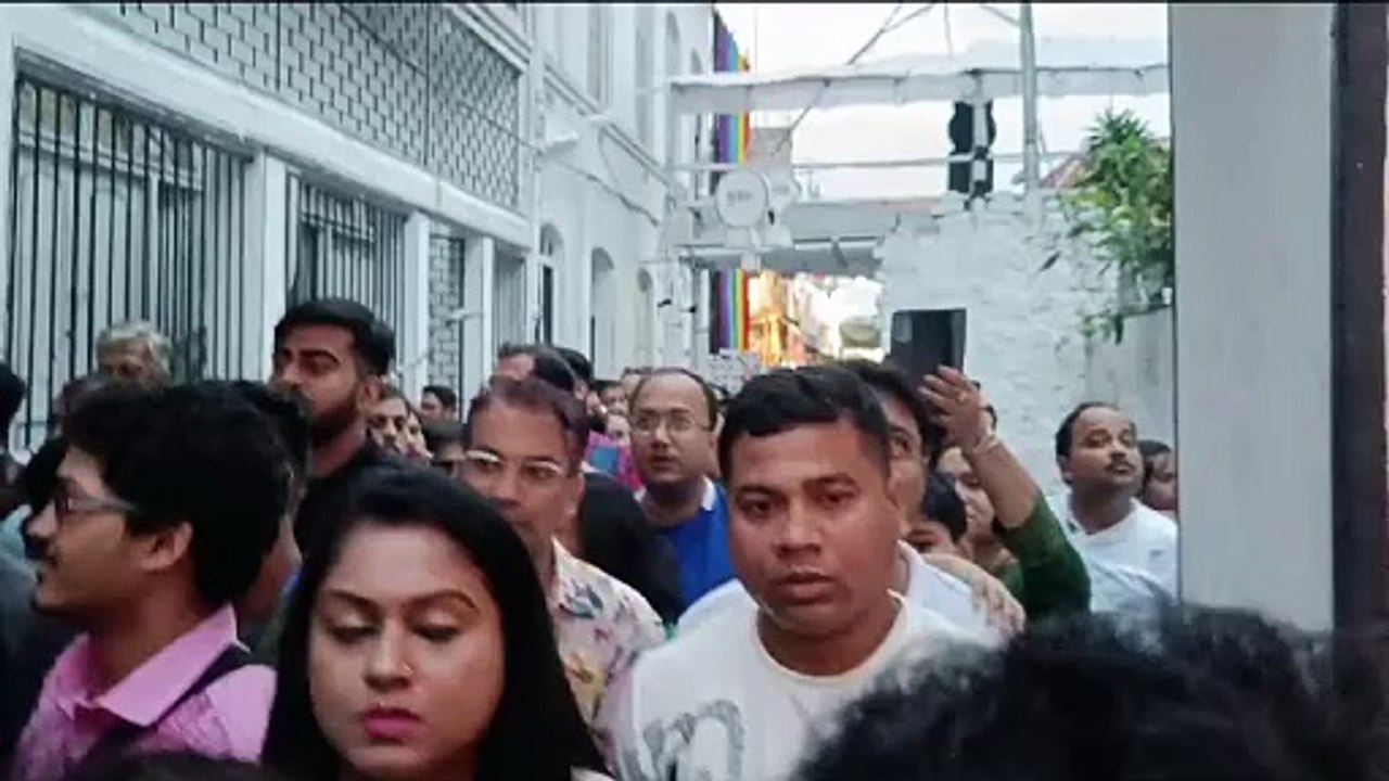 दुर्गा पूजाः चार दोस्त राजमार्ग के किनारे खड़े थे, तभी ऐसे हुआ दर्दनाक हादसा