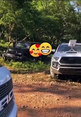 Miembros del Cártel de Sinaloa utilizando un sistema Starlink en una zona remota de Sinaloa.