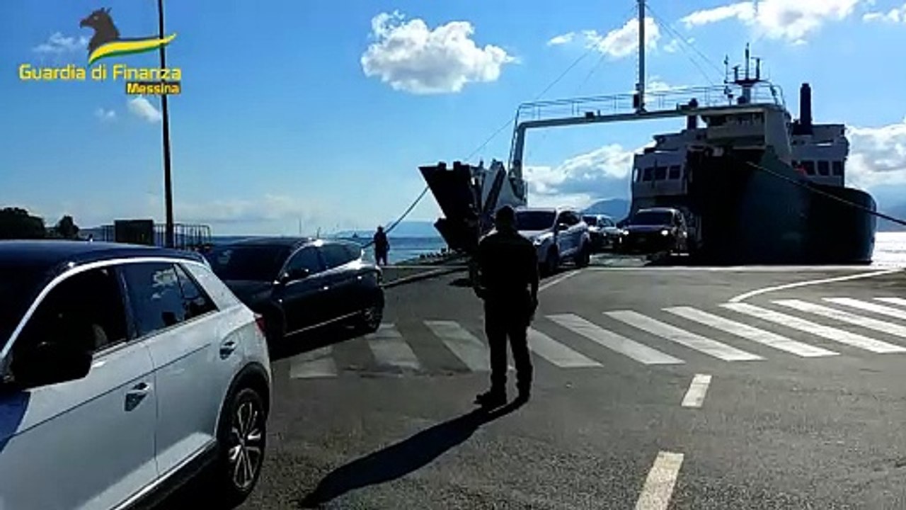 Il cane antidroga Edipo scova un chilo di hashish in un'auto appena sbarcata a Messina: arrestato il conducente