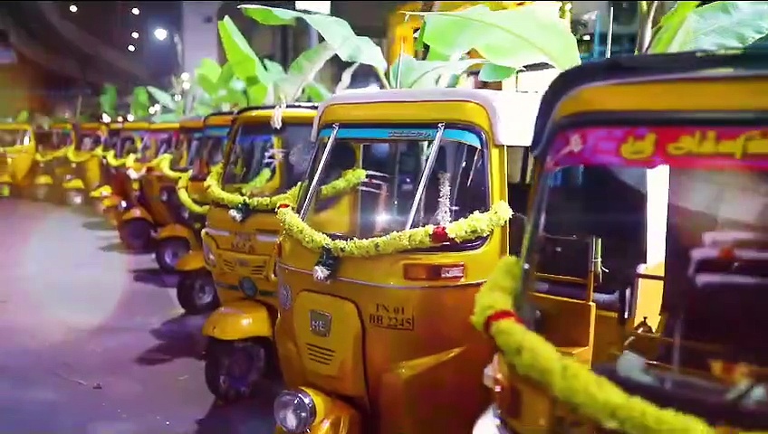 தொழிலாளர்களின் கோரிக்கையை ஏற்று ஆட்டோ ஓட்டிய லெஜண்ட் சரவணன்