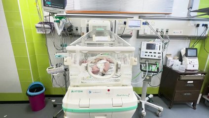 فلسطيني مفجوع بمقتل زوجته وطفليه يأمل بنجاة مولودته الجديدة