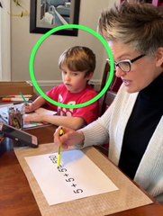 Bambino risolve una sfida matematica impossibile