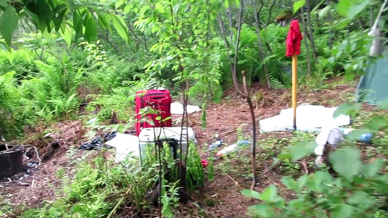 À Pied Alma Petite Décharge Squatteur Valise Rouge 16 Juin 2023