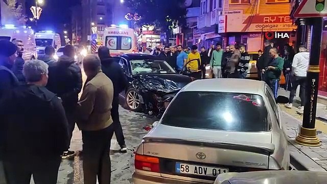 Sivas'ta 3 aracın karıştığı trafik kazasında 4 kişi yaralandı