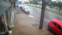 Câmera flagra acidente entre moto e caminhonete na Avenida Barão do Rio Branco