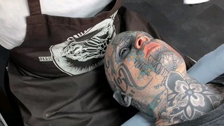FreakyHoody se fait REtatouer le visage  par Romain Pareja  à Hand In Glove Tattoo  Réalisation: TheFetchingEye 