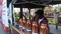Le garçon ghanéen Laz de Rize a distribué du thé aux habitants de Rize en l'honneur du 100e anniversaire