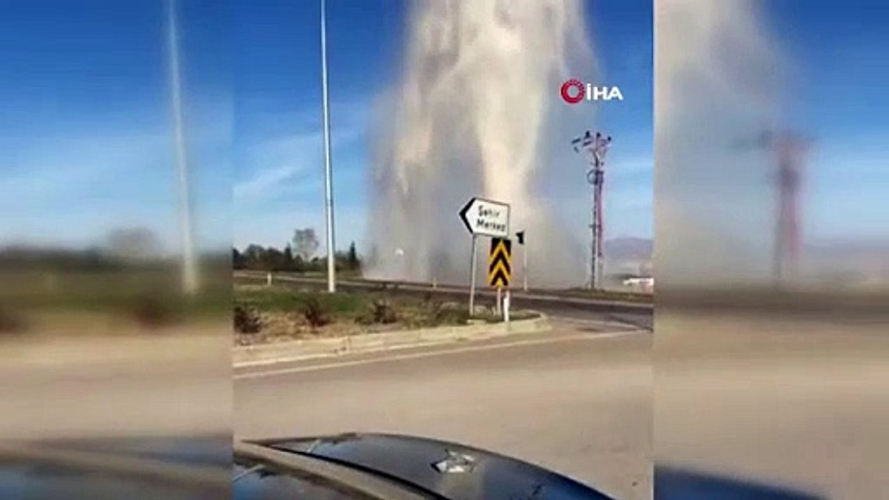 Une conduite d'eau potable a éclaté à Sivas, l'eau jaillissante a atteint des mètres de haut