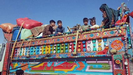 عشرات آلاف المهاجرين الأفغان يغادرون باكستان لتجنب توقيفهم