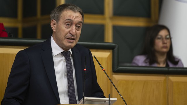 HEDEP’li Bakırhan, Bahçeli’nin etnik köken yorumlarına, partisinin grup toplantısında Kürtçe yanıt verdi: Biz Kürdüz!