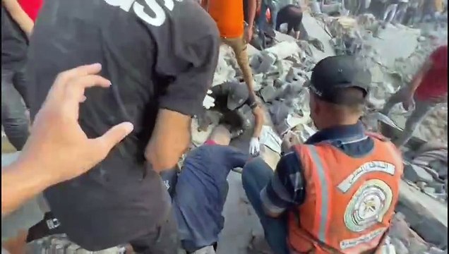 دمار إثر قصف خلف عشرات القتلى في مخيم جباليا