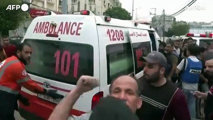 Soccorritori scavano tra le macerie di un edificio colpito da un attacco israeliano a Rafah