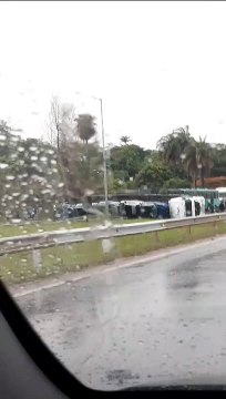Carreta tomba e interdita BR-040, em Ribeirão das Neves