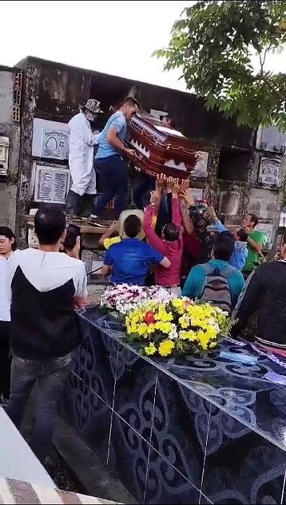 "Ni de muerto lo dejan en paz": Cae ataúd en pleno funeral y el cuerpo se sale del féretro