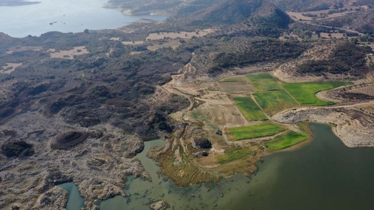 Barajda sular çekilince lav kalıntıları ortaya çıktı