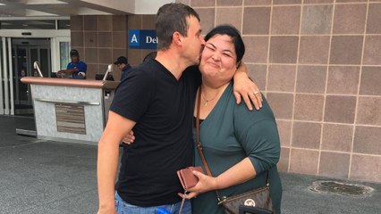 Hombre Sorprendido Con Vuelo Para Reunirse Con Su Familia Después De 18 Años