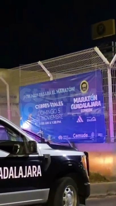 #Preliminar Abandonado fue como terminó un vehículo de la marca Toyota, luego de que sus tripulantes impactaran contra la malla perimetral de la línea tres del tren ligero #GuardiaNocturna