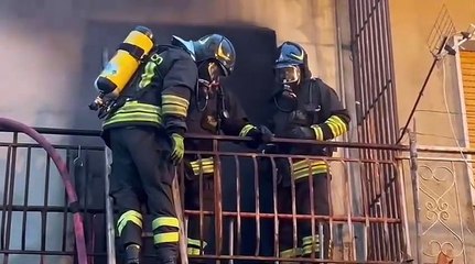 Cutro, in fiamme casa e magazzino con auto e furgone all'interno