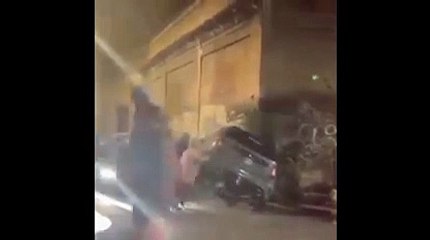 Un'auto intralcia il passaggio, gli altri automobilisti la ribaltano