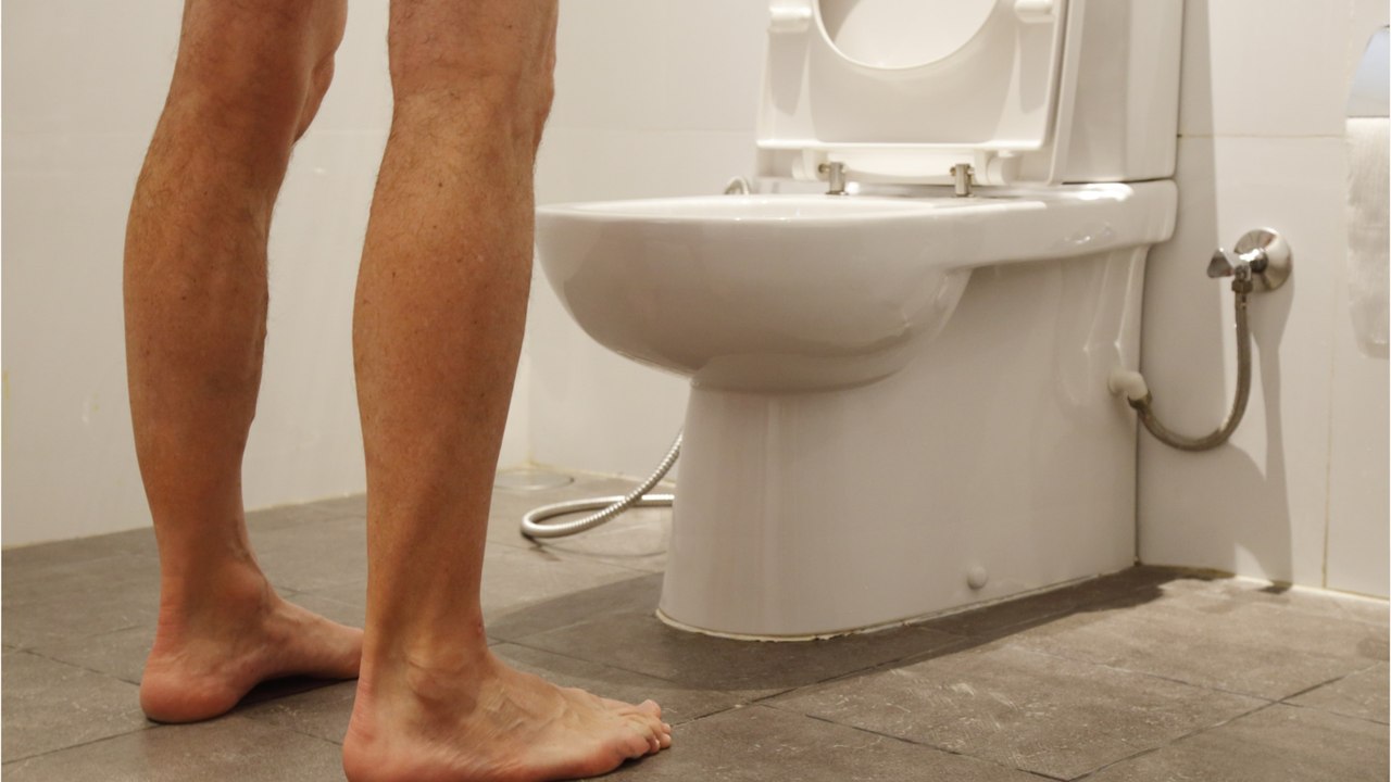 Selbst-Check: Das kann die Farbe deines Urins über deine Gesundheit verraten