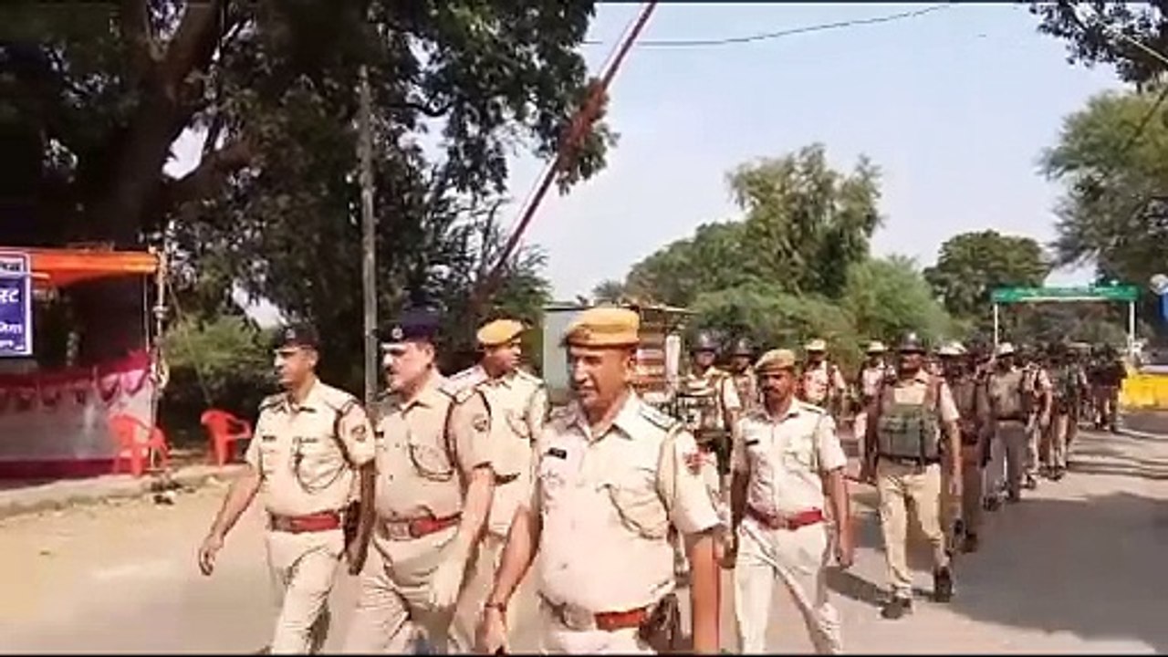 कस्बे समेत गांवों में निकाला रूट मार्च, पुलिस जवानों को चुनाव के दौरान कड़ी चौकसी बरतने के दिए निर्देश