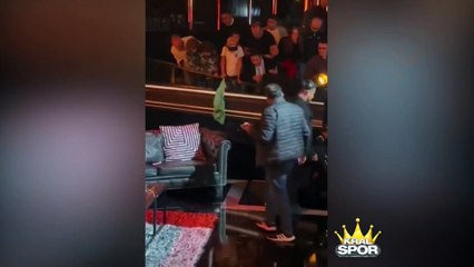 Forma imzalamak isteyen Pique sahneden düştü