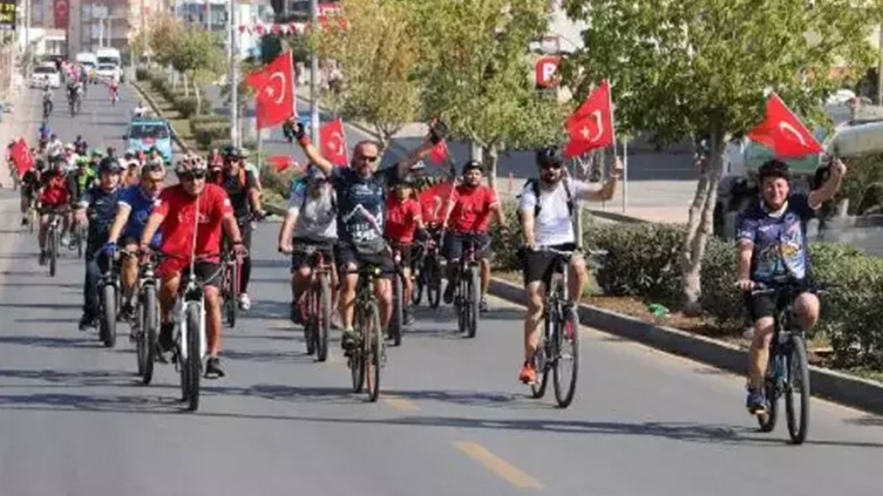 Mersin'de 100 öğretmen 100. yılda 29 kilometrelik bisiklet turu yaptı