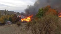 Kastamonu'da köyde yangın: 40 ev ve ahır alevlere teslim oldu