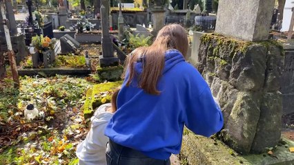 tarnów - młodzież z Tarnowskich szkół sprzata stary cmentarz w Tarnowie