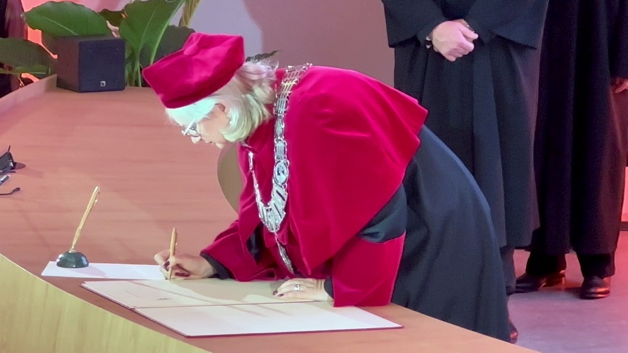 Rektorzy podpisują deklaracje na Uniwersytecie Łódzkim.