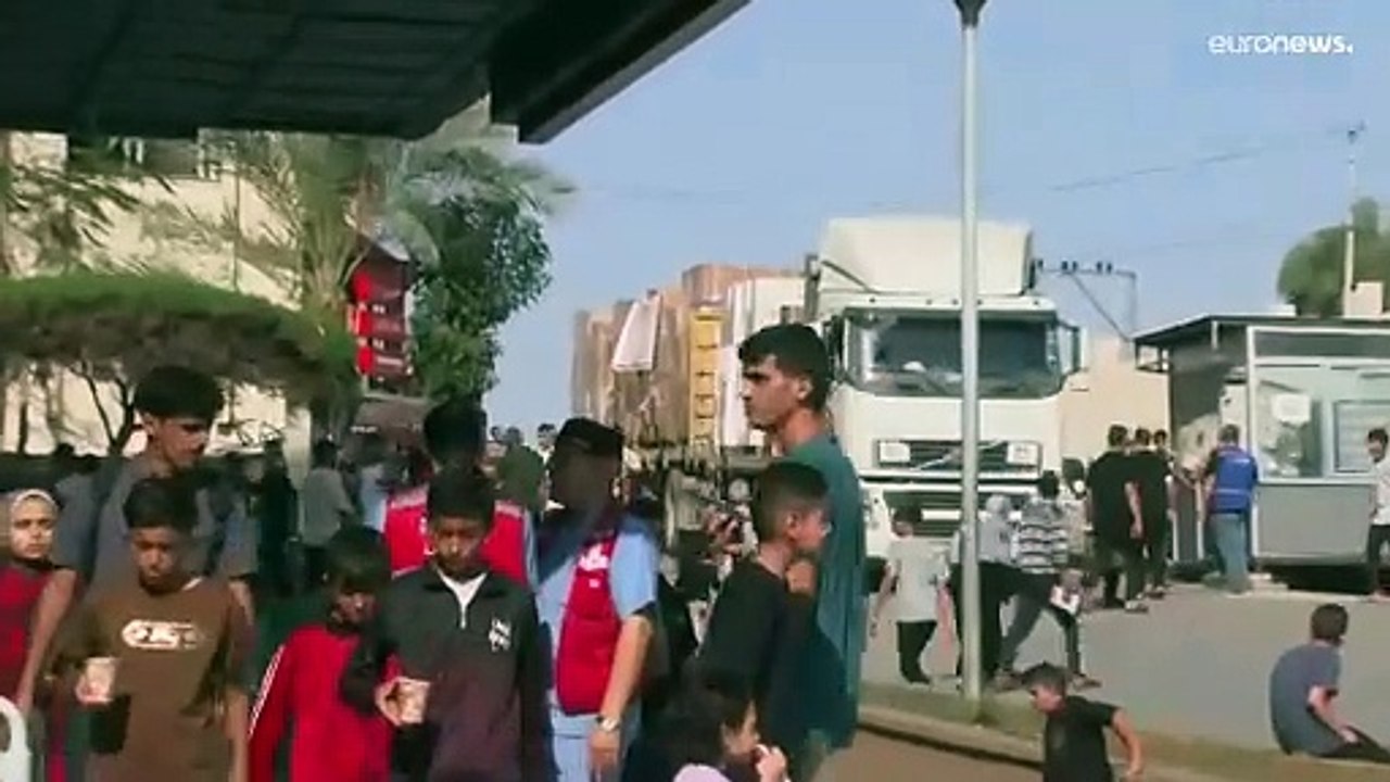 شاهد: مستشفى ناصر في خان يونس بغزة يتلقى مساعدات طبية