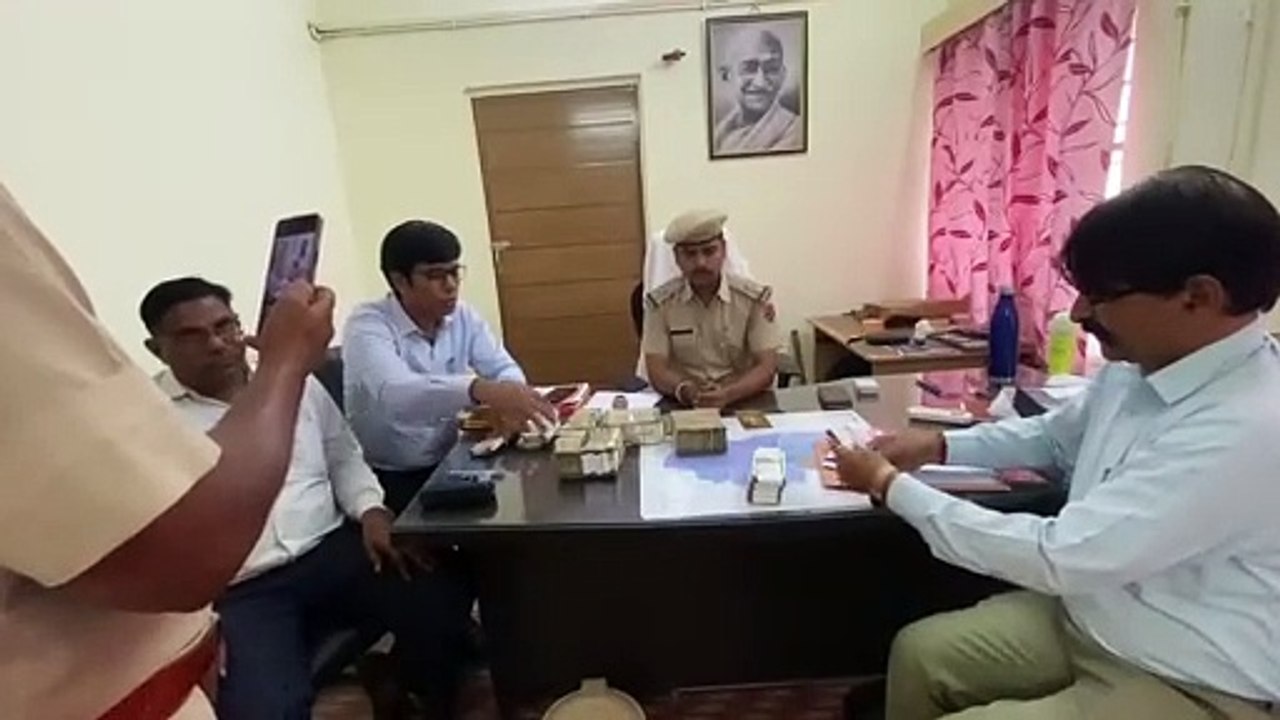 कार से 22 लाख पचास हजार की नकदी जब्त