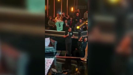 ext-pique-se-cae-de-escenario-251023