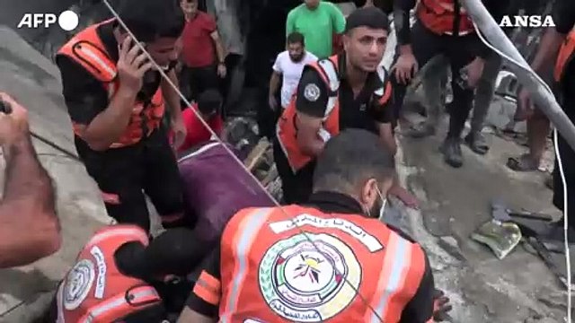 Gaza, soccorritori cercano sopravvissuti tra le macerie di una casa distrutta a Rafah