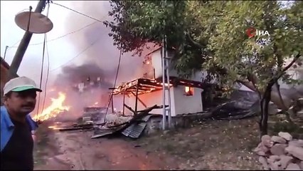 Köyde çıkan yangın şiddetini arttırdı: 15 ev küle döndü