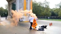 Ativistas detidos após pintarem de laranja Arco de Wellington em Londres