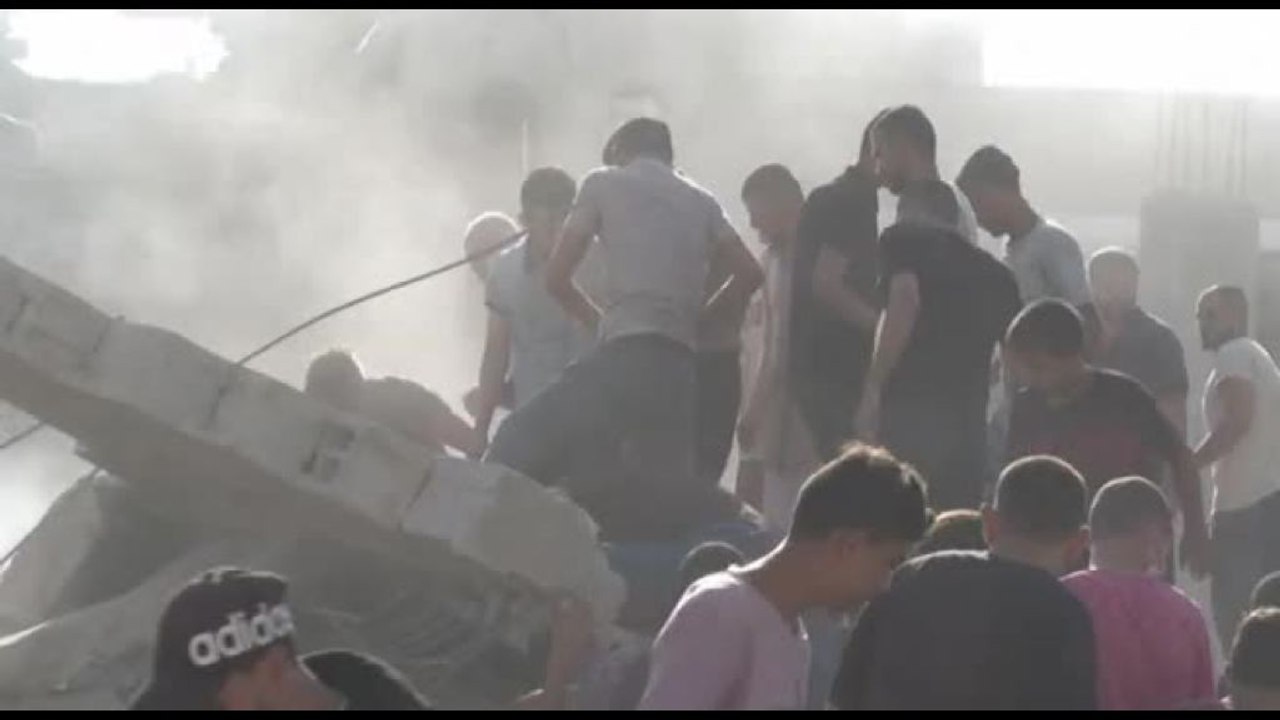 Si scava in cerca di sopravvissuti dopo l'attacco a Rafah