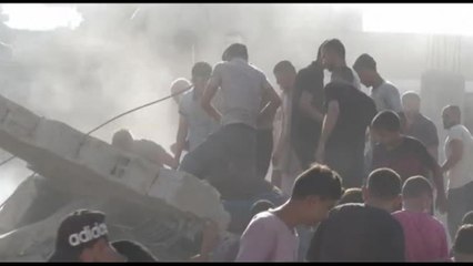 Si scava in cerca di sopravvissuti dopo l'attacco a Rafah