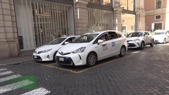 Roma, i tassisti: Tre euro in piu' a corsa e aprire via dei Fori Imperiali
