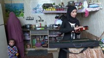 شاهد: فلسطينية تلجأ إلى الموسيقى للتغلب على صوت القصف في قطاع غزة