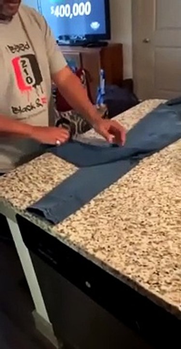 Sa méthode de pliage de jean est incroyable