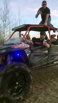 Ils pensaient que leur buggy pouvait traverser le lac... raté