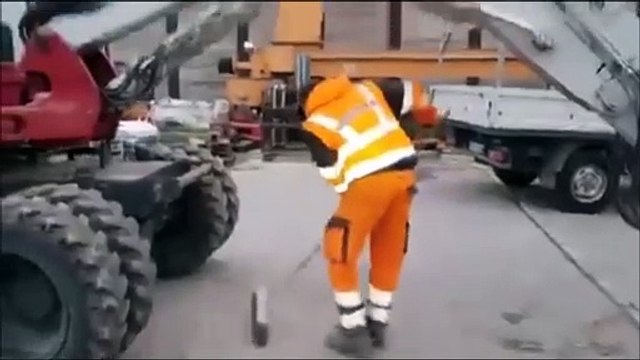 Mieux vaut être costaud quand tu passes le balai dans un hangar plein de pelleteuses